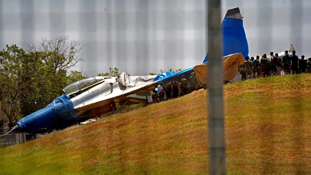 Sukhoi tergelincir di Makassar.