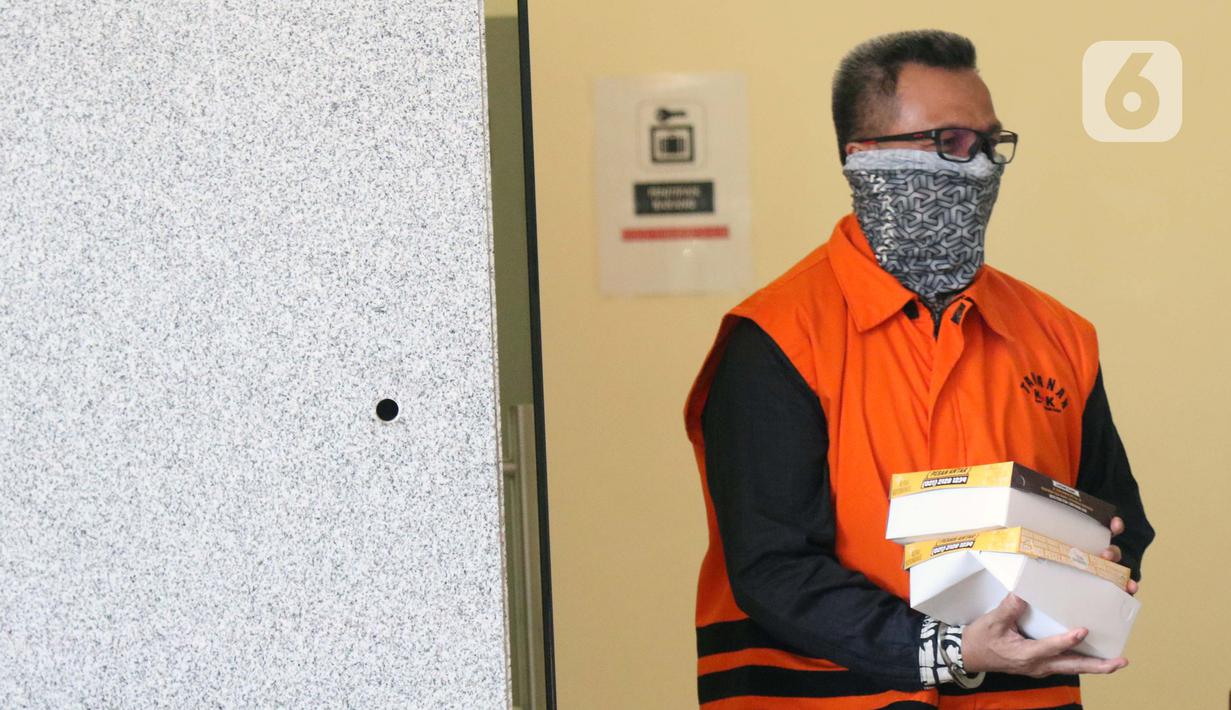 Tersangka dalam kasus dugaan korupsi pelaksanaan pekerjaan subkontraktor fiktif pada proyek-proyek yang dikerjakan PT Waskita Karya (Persero), Fathor Rachman berjalan keluar dari gedung KPK usai menjalani pemeriksaan lanjutan, Jakarta, Rabu (30/9/2020). (Liputan6.comHelmi Fithriansyah)