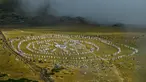 Anggota gerakan keagamaan internasional Persaudaraan Putih melakukan ritual tarian di puncak Gunung Rila, dekat Danau Babreka, Bulgaria, 19 Agustus 2021. Ribuan anggota gerakan Persaudaraan Putih berkumpul di puncak Gunung Rila untuk menyambut tahun baru spiritual mereka. (NIKOLAY DOYCHINOV/AFP)