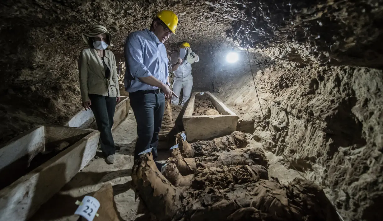 Arkeolog Mesir telah menemukan 17 mumi di distrik el-Gabal Touna, Minya, Mesir, Sabtu (13/5). Menteri barang antik Mesir, Khaled Al-Anani menyebut penemuan ini adalah yang pertama di wilayah Minya. (AFP PHOTO / KHALED DESOUKI)