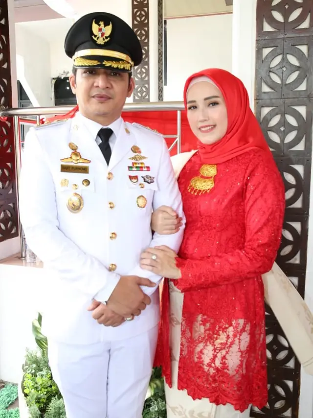 Jadi Istri Pejabat, Ini 6 Potret Setia Adelia Dampingi Pasha 'Ungu'