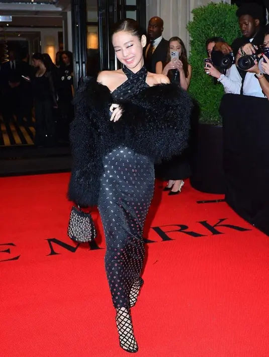 Halter dress bling-bling yang dipadukan dengan fur sleeve beri impresi elegan sekaligus glamor pada penampilan Jennie. [@jennierubyjane].