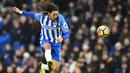 Ezequiel Schelotto yang kini tengah menjalani musim pertama bersama klub kasta keempat Liga Italia, Barletta, tercatat pernah membela Brighton and Hove Albion selama tiga musim mulai 2017/2018 hingga 2019/2020. Pada tengah musim 2018/2019 ia sempat dipinjamkan ke Chievo Verona. Bersama The Seagulls ia total tampil dalam 32 laga di semua kompetisi dengan torehan 1 assist. (AFP/Glyn Kirk)