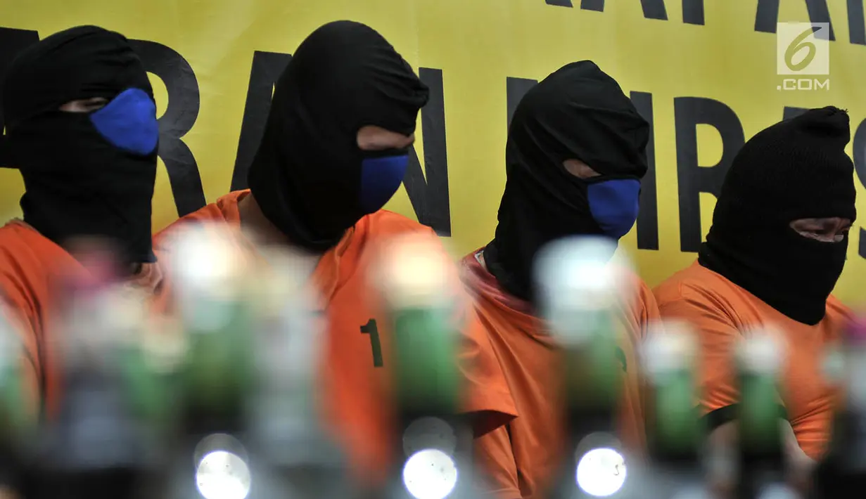 Tersangka kasus minuman keras atau miras oplosan saat dihadirkan dalam rilis di Mapolres Jakarta Selatan, Rabu (11/4). Polisi berhasil mengamankan tujuh tersangka dalam kasus ini. (Merdeka.com/Iqbal Nugroho)