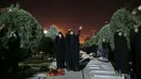 Umat Syiah Iran menempatkan salinan Al Quran diatas kepala mereka saat berdoa pada malam Ramadan di Teheran, Iran (16/6). Mereka berdoa mengharapkan mendapat malam Lailatul Qadar. (AP Photo/Vahid Salemi)