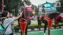 Warga menyentuh kuda yang ditunggangi polisi saat mengamankan CFD. (Liputan6.com/Faizal Fanani)