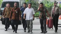 Gubernur Aceh Irwandi Yusuf dengan pengawalan petugas tiba di Gedung KPK, Jakarta, Rabu (4/7). Saat turun dari mobil tahanan, terlihat salah satu petugas KPK membawa satu koper berwarna merah tua. (Merdeka.com/Dwi Narwoko)
