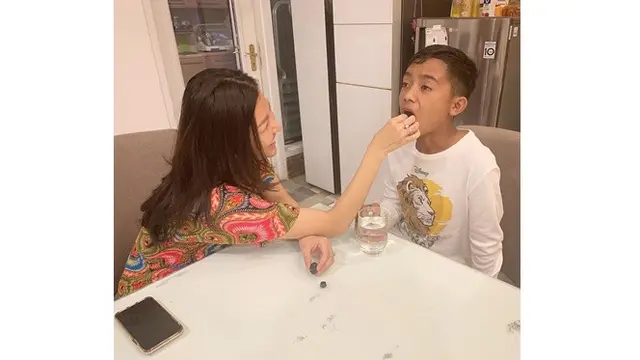 6 Potret Kedekatan Sarwendah dengan Betrand Peto, Layaknya Anak Kandung