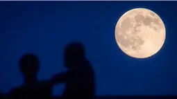 Fenomena bulan purnama yang terjadi Minggu malam (13/07/14) merupakan   salah satu peristiwa astronomi yang dinanti (REUTERS / Carlo Allegri).