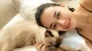 Meskipun tampil natural, namun Aura Kasih tetap cantik menawan. Ia terlihat berpose di atas ranjang bersama kucing kesayangannya. (FOto: instagram.com/aurakasih)