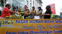 Digelar 2-3 Juni 2017 di Halaman Artotel di Jalan Dr Soetomo Surabaya, pasar ini menjual beranekaragam buah khas Indonesia. Foto: Dian Kurniawan/ Liputan6.com.