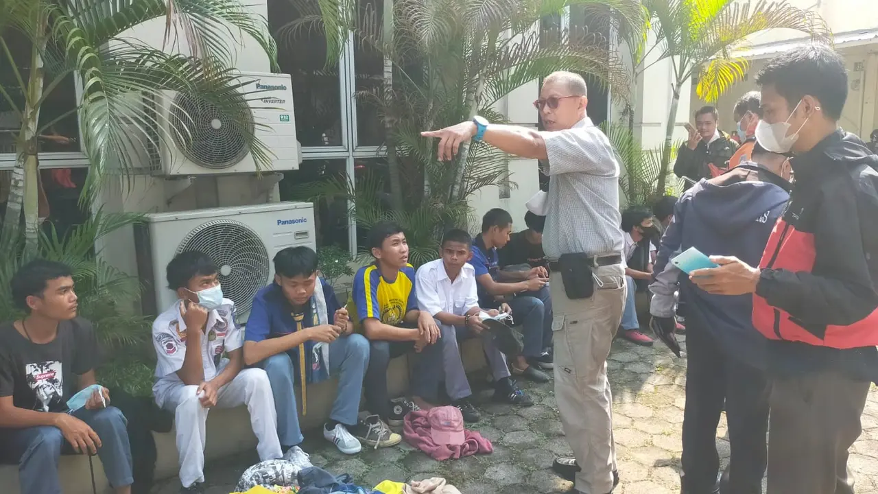 Puluhan pelajar terkena razia di Stasiun Bogor saat hendak mengikuti demo 11 April 2022 di Jakarta