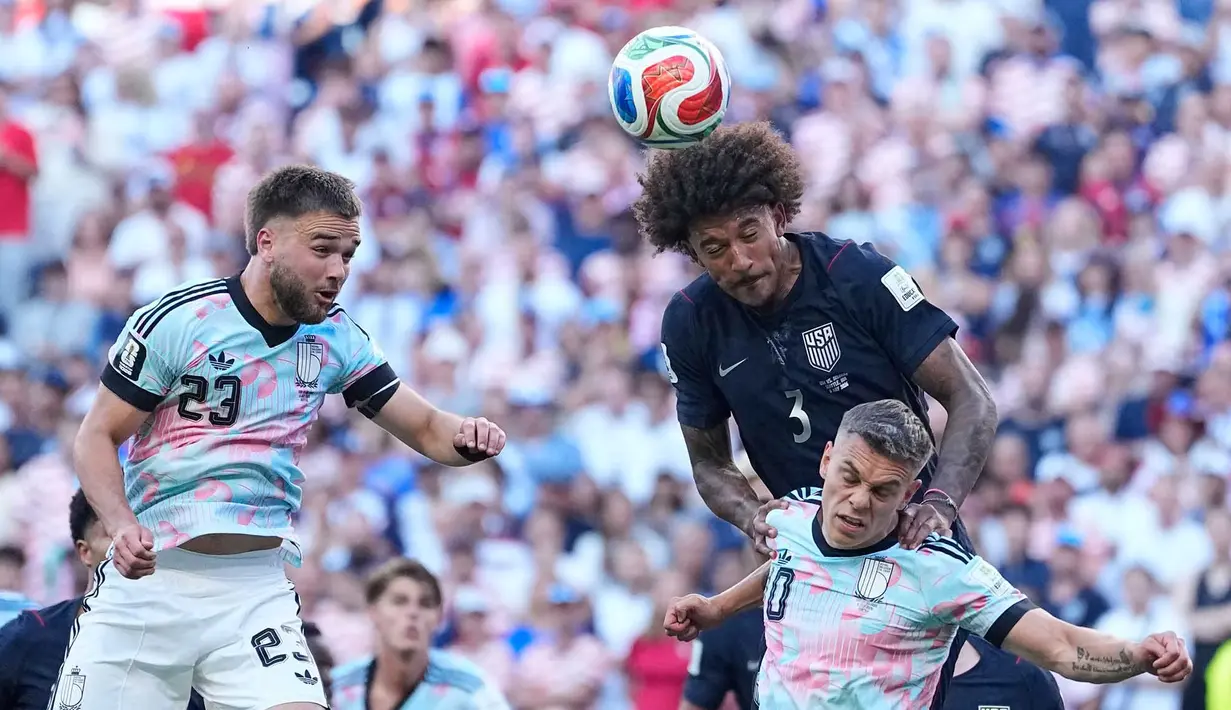 Pemain Amerika Serikat Chris Richards melompat untuk menyundul bola di atas pemain Belgia  Leandro Trossard disaksikan pemain Belgia  Nicolas Raskin selama pertandingan sepak bola babak 16 besar Piala Dunia antara Amerika Serikat dan Belgia di Seattle, Senin, 6 Juli 2026. (AP Photo/Lindsey Wasson)