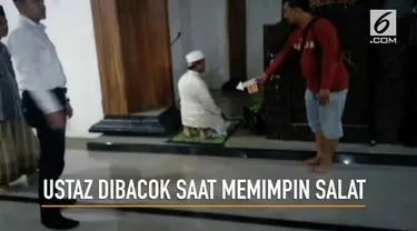 Ustaz bernama Tajuddin dibacok ketika tengah memimpin salat magrib berjamaah. Pelaku yang diduga mengalami gangguan jiwa diringkus oleh jemaah masjid.

