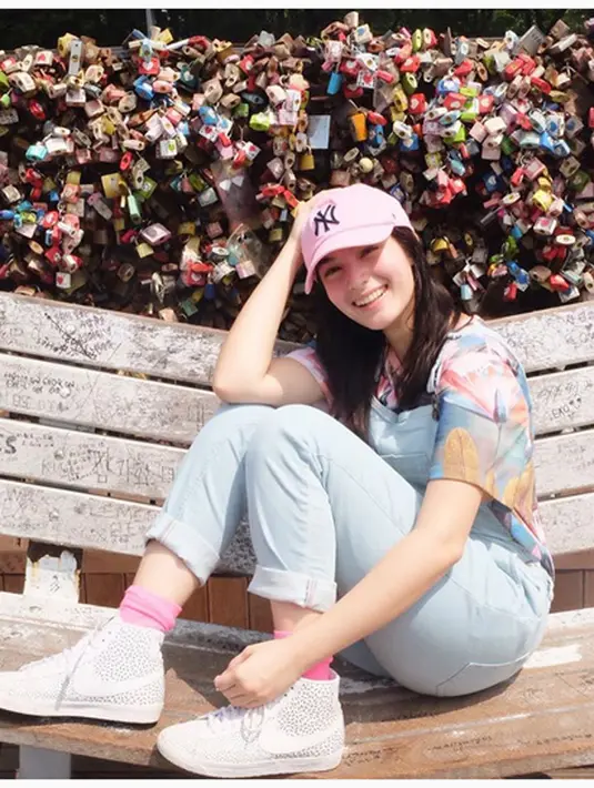 "The Lock of Love. Spread the Love!" tulis chelseaislan sebagai keterangan foto. Ribuan komentar dan 160 like dari nitizen yang mengikuti akun Instagramnya. (Instagram/chelseaislan)