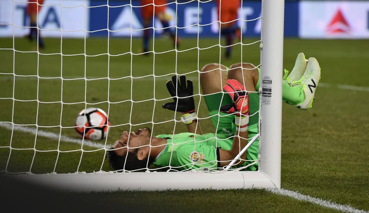 Penyesalan kiper Panama, Jaime Penedo, setelah gawangnya dibobol pemain Cile, Alexis Sanchez, dalam laga Grup D Copa America Centenario 2016 di Stadion Lincoln Financial Field, Philadelphia, AS, (15/6/2016). (AFP/Don Emmert)