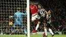 Bek Manchester United, Chris Smalling, mencetak gol ke gawang Newcastle United pada laga Premier League di Stadion Old Trafford, Sabtu (18/11/2017). Manchester United menang 4-1 atas Newcastle United. (AP/Martin Rickett)