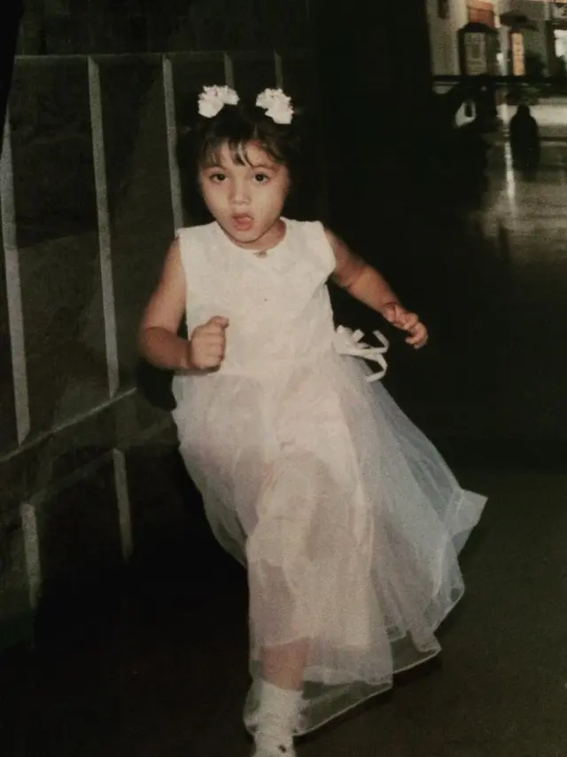 Blasteran Italia, Ini 6 Potret Masa Kecil Angela Gilsha yang Menggemaskan