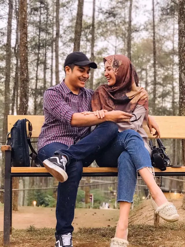 Umumkan Kehamilan, Ini 6 Momen Manis Erica Putri dan Suami