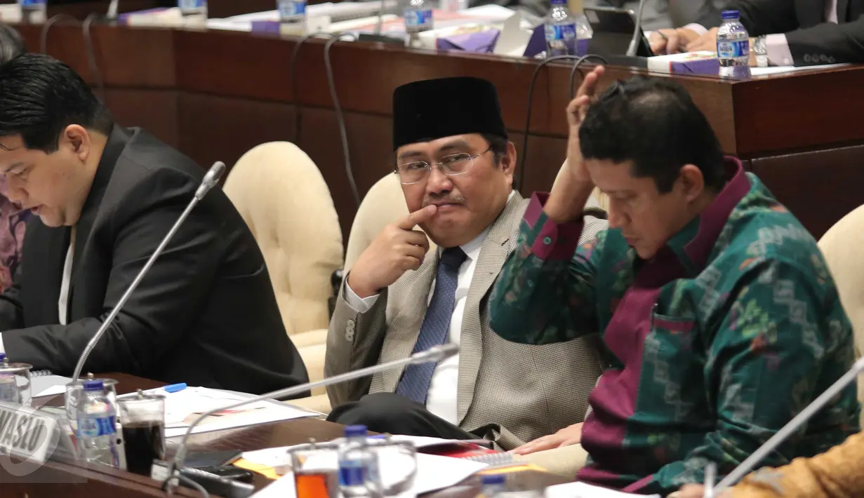 Ketua DKPP Jimly Asshiddiqie (tengah) saat rapat dengar pendapat dengan Komisi II di DPR RI, Jakarta, Senin (1/2/2016). Rapat tersebut membahas evaluasi penyelenggara Pilkada serentak 2015 dan masa retensi surat suara. (Liputan6.com/Angga Yuniar)