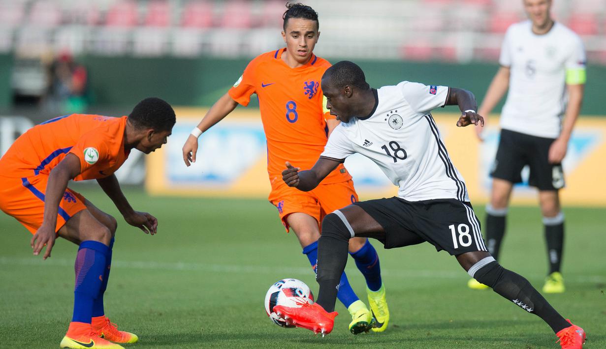 Abdelhak Nouri saat membela Belanda di Piala Dunia U-20  melawan Jerman di Stadion Hardtwald, Sandhausen, Jerman, Kamis (21/7/2016). Pemain berusia 20 tahun ini terancam harus mengakhiri kariernya karena mengalami kerusakan otak. (EPA/Deniz Calagan)