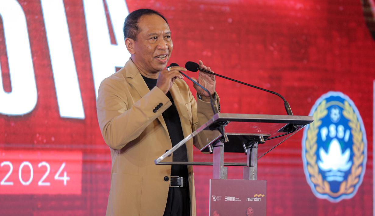 <p>Wakil Ketua PSSI, Zainudin Amali memberikan sambutan dalam acara penandatanganan kerjasama antara Bank Mandiri dan PSSI di Plaza Mandiri, Senayan, Jakarta, Jumat (23/08/2024). (Bola.com/Bagaskara Lazuardi)</p>