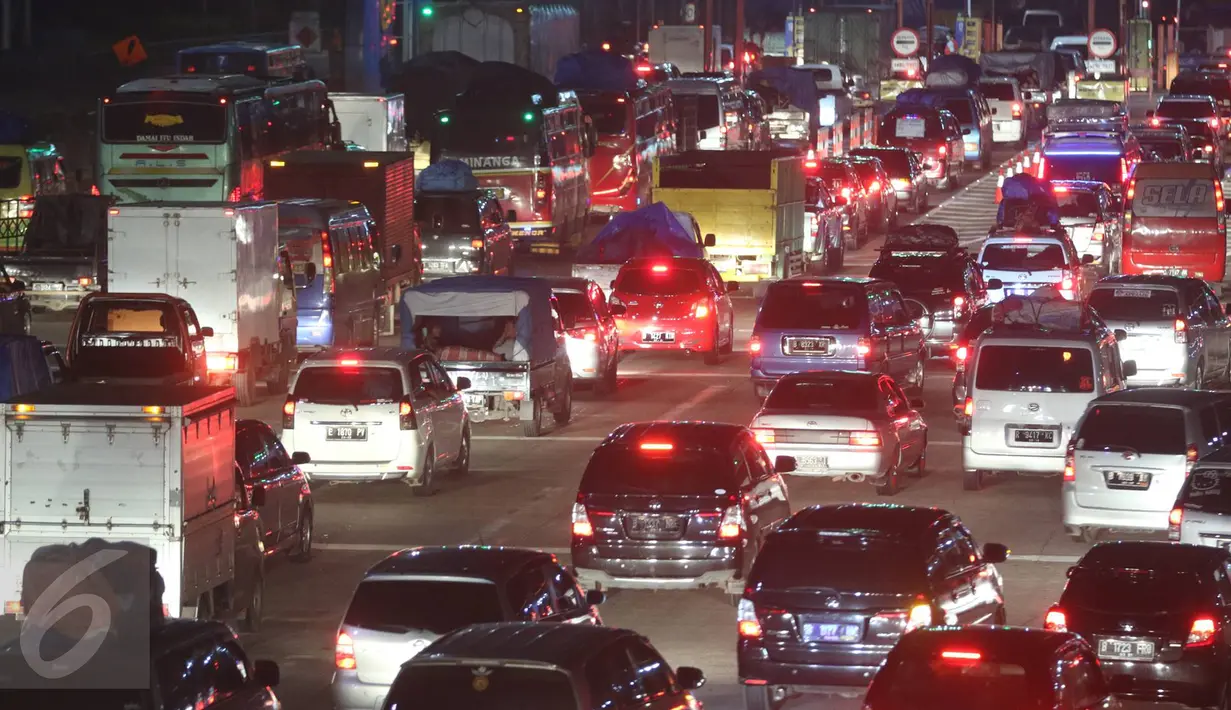 Sejumlah kendaraan melintas di ruas pintu Tol Cikarang Utama 1, Bekasi, Jawa Barat, Jumat (1/7). Jumlah kendaraan yang melintas sudah mencapai 32.932 atau mengalami peningkatan 50 persen jika dibandingkan kondisi normal. (Liputan6.com/Immanuel Antonius)