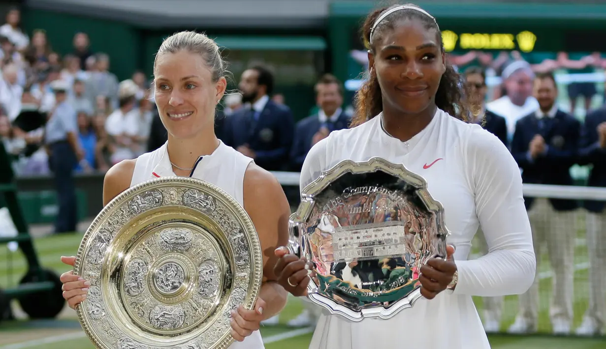 Petenis Jerman, Angelique Kerber foto bersama dengan petenis AS, Serena Williams usai pertandingan final tunggal putri kejuaraan Tenis Wimbledon 2018 di London, (14/7). Kerber menang atas Williams 6-3,6-3. (AP Photo/Tim Ireland)