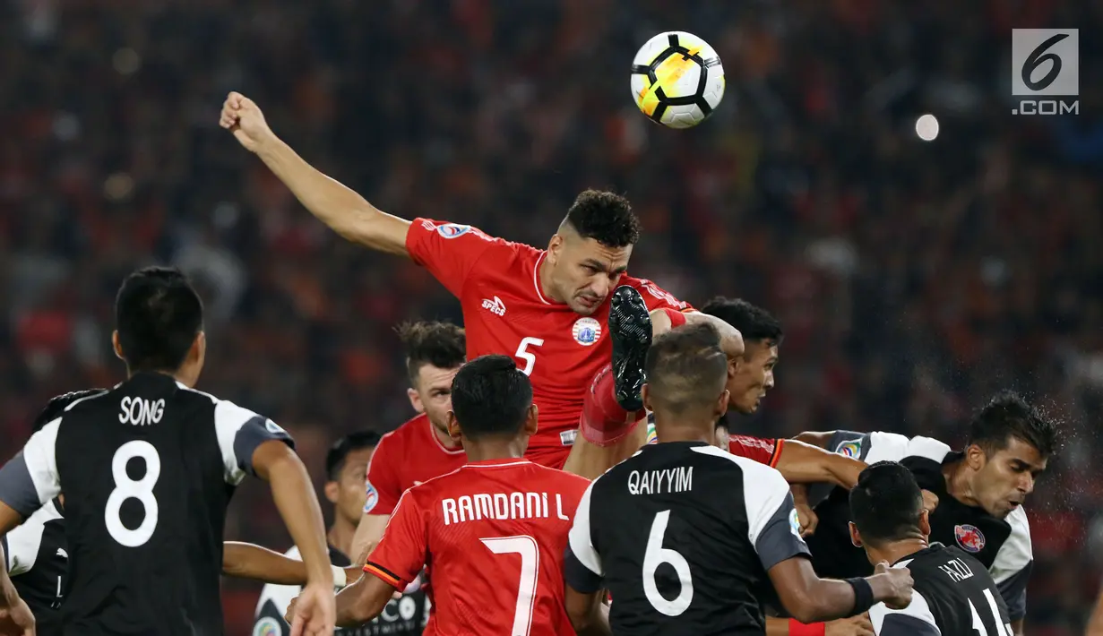 Pemain belakang Persija, Jaimerson Da Silva melompat menyundul bola saat laga kedua Semifinal Zona Asia Tenggara Piala AFC 2018 melawan Home United di Stadion GBK, Jakarta, Selasa (15/5). Persija kalah 1-3. (Liputan6.com/Helmi Fithriansyah)