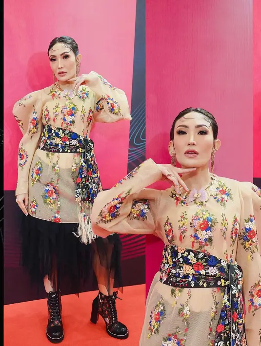 Ayu Dewi tampil tak kalah memesona di acara TikTok Awards 2023. Ia mengenakan rancangan Mel Ahyar yang super cantik dengan sentuhan kain hitam bermotif floral yang serasi berwarna hitam, dan rok hitam. [Foto: Instagram/mrsayudewi]