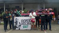 Bonek Mania dan Pasoepati saat di Stasiun Bekasi, Kamis (9/10/11/2017). (Bola.com/Ronald Seger Prabowo)