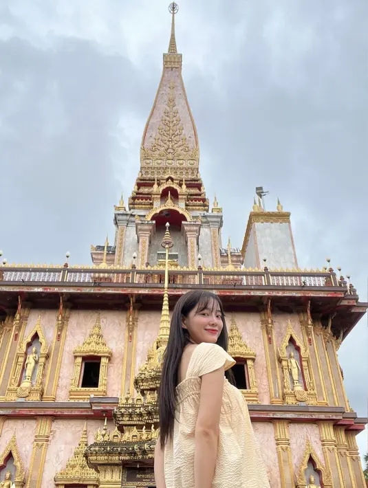 Kim Sae Jong berpose saat mengunjungi salah satu destinasi wisata di Thailand. Ia begitu memesona dengan rambut panjangnya. (Instagram/clean_0828)
