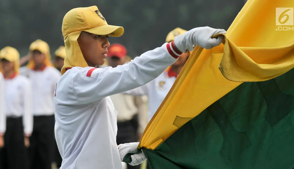 Calon Paskibraka Nasional 2017 saat latihan upacara menaikan dan menurunkan bendera di PPPON, Cibubur, Jakarta Timur, Kamis (10/8). (Liputan6.com/Yoppy Renato)