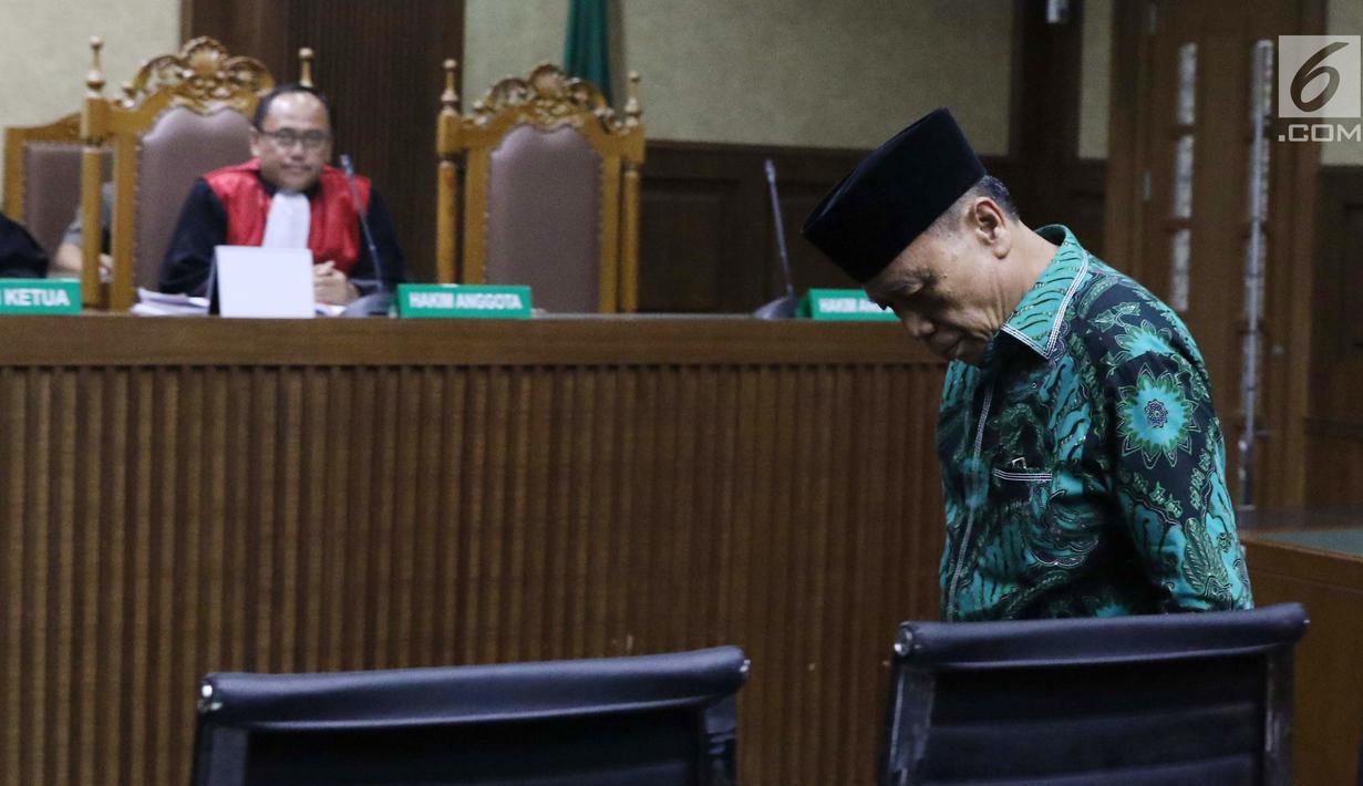 Mantan anggota Komisi XI DPR RI, Amin Santono bersiap menjalani sidang pembacaan tuntutan di Pengadilan Tipikor, Jakarta, Senin (21/1). Amin terdakwa penerimaan suap terkait pembahasan tambahan anggaran APBN P 2018. (Liputan6.com/Helmi Fithriansyah)