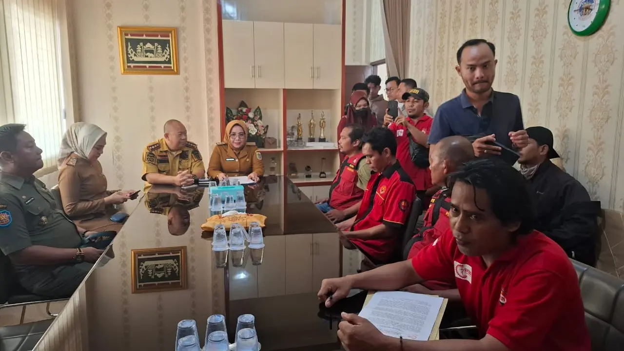 Audiensi antara Disnaker Lampung dengan pekerja buruh PT San Xiong Steel Indonesia di kantor Disnaker Lampung. Foto (Liputan6.com/Ardi)