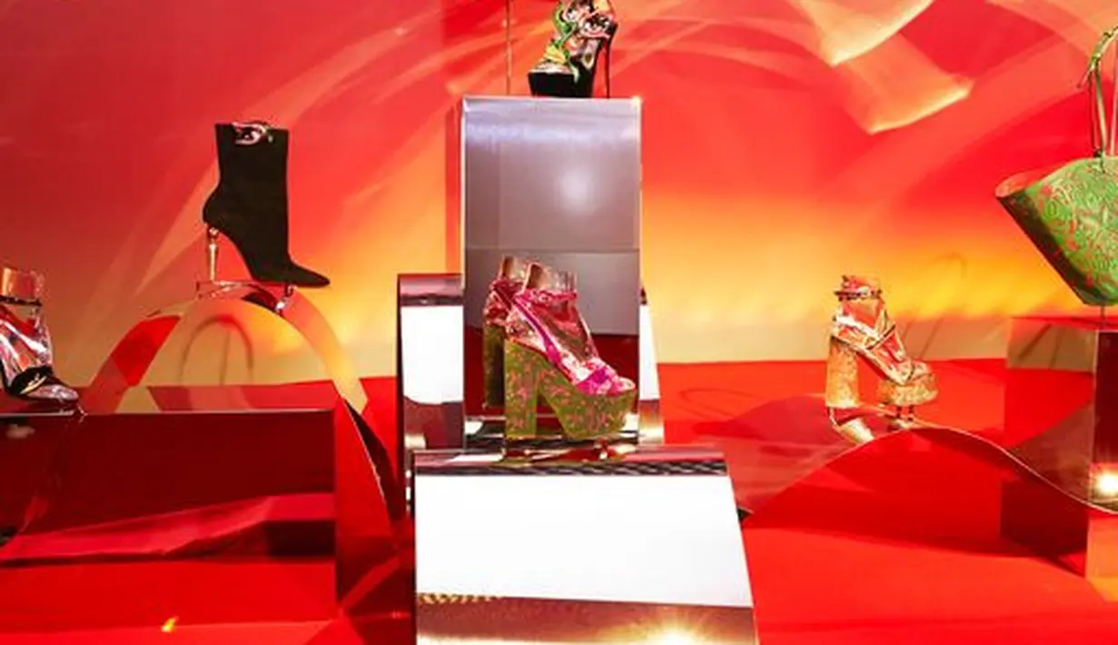 Paris Fashion Week 2022 dibalut dengan nuansa khas Yunani di pertunjukkan Christian Louboutin yang berlangsung pada Kamis (3/3/2022) waktu Paris. Christian Louboutin menggunakan gaya ikonik baru yang ditawarkan pada beberapa corak dan bahan. (Christian Louboutin)