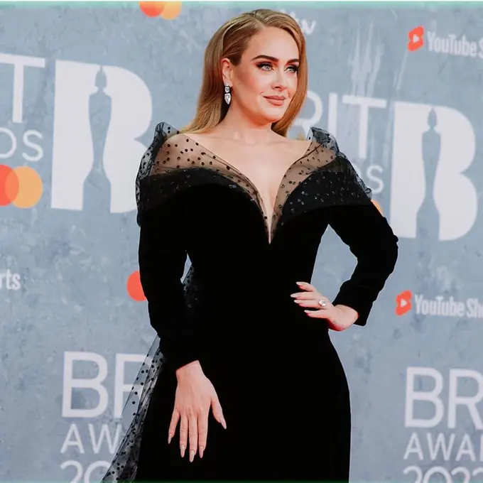 Adele Debut di Red Carpet, Cincin Berliannya Bikin Salah Fokus