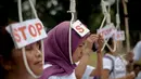 Aktivis Buruh Migrant melakukan aksi tolak hukuman mati di depan Istana Merdeka, Jakarta, Jumat (1/5). Aksi yang digelar bersamaan dengan Hari Buruh (May Day) itu berisi seruan untuk selamatkan buruh migran dari hukuman mati. (Liputan6.com/Faizal Fanani)