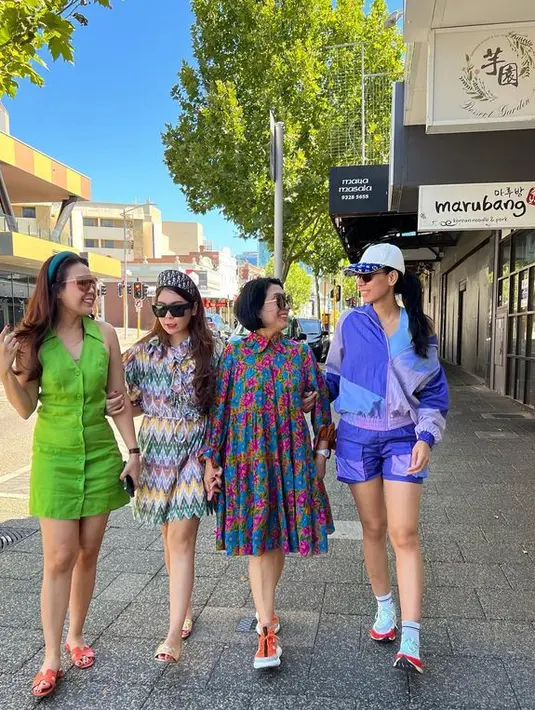 Sang mama juga tak kalah fashionable dengan ketiga putrinya. Keluarga Otto Hasibuan memang dikenal gemar dress up. [Foto: Instagram @pettyhasibuan]