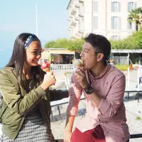 Dimas Anggara dan Amanda Rawles saat berada di Milan untuk syuting film Promise. (Foto: Alexander Thian/Screenplay Films)