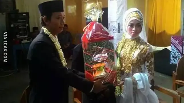 10 Potret Mas Kawin Nyeleneh, Ada Velg Mobil Hingga Kenalpot