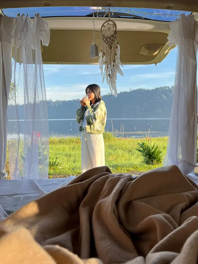 6 Potret Liburan Valeria Stahl di Bali, Seru Sambil Camping di Pinggir Danau