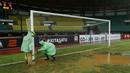 Petugas membuat lubang resapan untuk menguras air yang menggenangi lapangan di Stadion Patriot, Bekasi, Senin (13/11/2017). Drainase yang buruk menyebabkan lapangan terendam air. (Bola.com/M Iqbal Ichsan)
