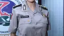 Kecantikan Jupe dengan mengenakan seragam polisi ini juga mendapat banyak pujian dari para nitizen. (Nurwahyunan/Bintang.com)