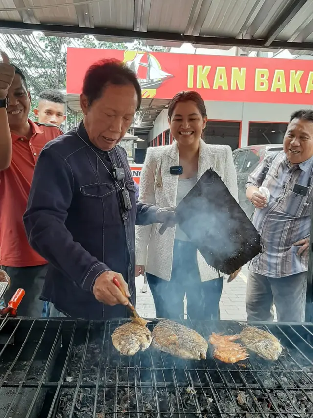 Camel Petir ikut bersantap ikan bakar bersama Mantan Gubernur DKI Jakarta Sutiyoso di sebuah warung pinggir jalan.