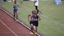 Atlet DKI Jakarta, Rini Budiarti (kanan), meraih emas lari 5000m putri PON XIX Jawa Barat 2016 setelah mengalahkan rekannya, Triyaningsih, dalam final di Stadion Pakansari, Bogor, Kamis (22/9/2016). (Bola.com/Arief Bagus)