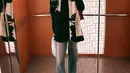 Gaya simpel yang tak kalah memesona dari Putri Marino ketika berada di Busan. Ia mengenakan oversized sweater hitam, dipadu padankan dengan celana jeans, dan ia menambahkan syal bermotif berwarna hitam-putih di lehernya. [Foto: Instagram/putrimarino]