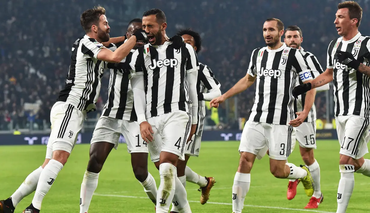Medhi Benatia bersama rekan setimnya merayakan gol usai membobol gawang Roma saat pertandingan Liga Italia di Turin, Italia (23/12). Pada pertandingan ini Juventus menang 1-0 atas Roma. (Andrea Di Marco / ANSA via AP)