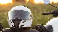 Jangan letakkan helm di jok motor karena rawan pencurian