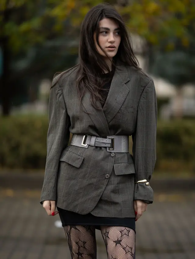Ilustrasi statement belt pada outfit sederhana yang memberikan sentuhan lebih berkarakter.